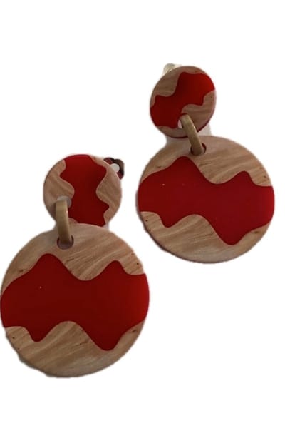 Petra's Sieradenwereld - Clipoorbel hout met rood rond (454)