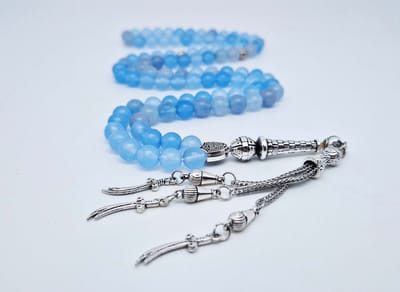 Handgemaakte tesbih "Tasbih" natuursteen " Blauwe Jade " - Aantal kralen 99 - Diameter kralen 8MM - met metaal tassel "Zwaarden" - Een mooi cadeau-idee