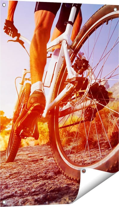 Gards Tuinposter Mountainbike Fietser op Stenen bij Zonsopgang - 60x90 cm - Tuindoek - Tuindecoratie - Wanddecoratie buiten - Tuinschilderij