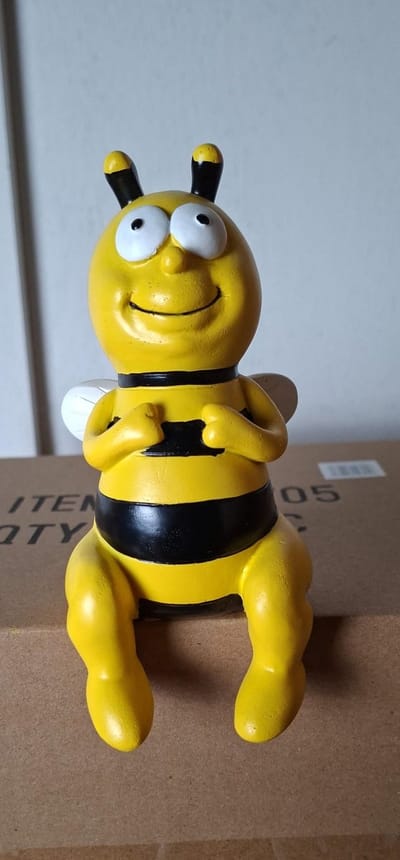 Vrolijk Bijen Beeldje - 15 cm - Polystone - Decoratie voor Binnen & Buiten - Plankzitter / Shelf Sitter