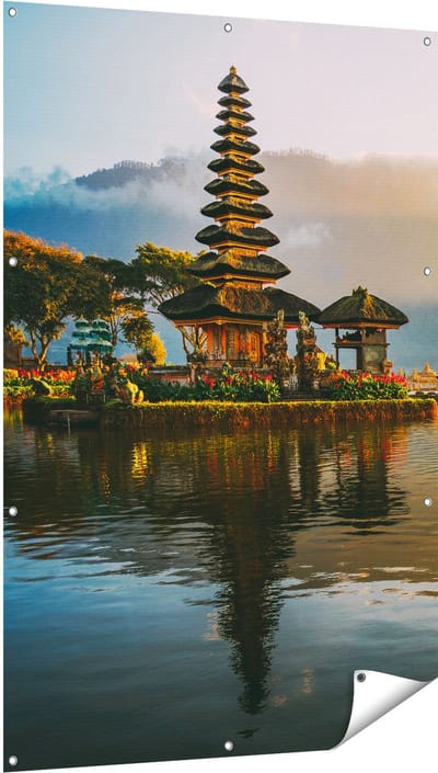 Gards Tuinposter Pura Tempel in Bali op het Meer Beratan - 100x150 cm - Tuindoek - Tuindecoratie - Wanddecoratie buiten - Tuinschilderij