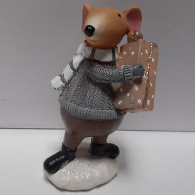 Beeldje winterse muis met grijze trui met 1 groot cadeau 17cm