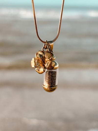 Laguna Treasures - Beach Pendant - ketting - hibiscus- goud - snake ketting - Halsketting - Sieraden - bloem