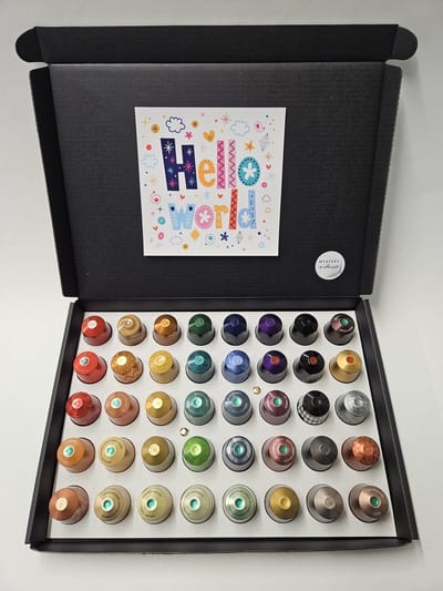 Koffie Proeverij Pakket groot 40 stuks verschillende smaken met Mystery Card 'Hello World' met persoonlijke (video) boodschap | Verjaardag | Sinterklaas | Kerstpakket | Vaderdag | Moederdag | Jubileum | Valentijnsdag