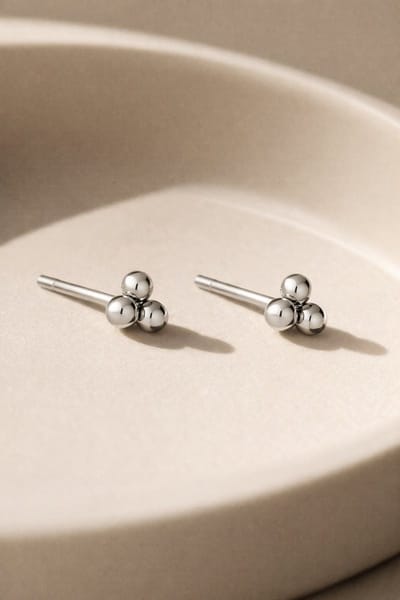 Lundholm Kleine Oorknopjes Dames Bolletjes - Premium Stainless Steel Zilver - Kleine Oorbellen Zilverkleurige Studs - Senna Serie - Cadeau voor Vrouw - Luxe Geschenkverpakking
