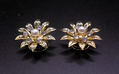 Curlies bloem goud met strass punten+parel