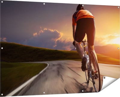 Gards Tuinposter Wielrennen Fietser op de Weg bij Zonsondergang - 150x100 cm - Tuindoek - Tuindecoratie - Wanddecoratie buiten - Tuinschilderij