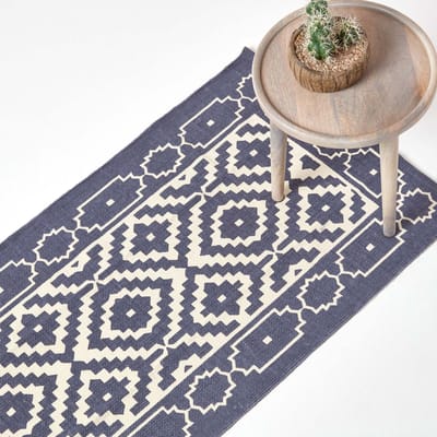 Homescapes Halmstad katoenen vloerkleed met geometrisch patroon in blauw en wit, 66 x 200 cm