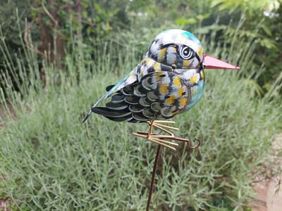 Floz Design tuinsteker vogel van gerecyceld metaal - met haak voor vetbol - handgemaakt, fairtrade en kwaliteit