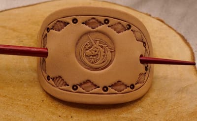 Leren beige haarspeld eenhoorn in sierlijke rand met houten haarstokje - lederen haarspeld eenhoorn in sierrand - magische haarspeld - haarspeld sierlijk wezen - beige haarspeld voor dik haar - beige haarspeld voor lang haar