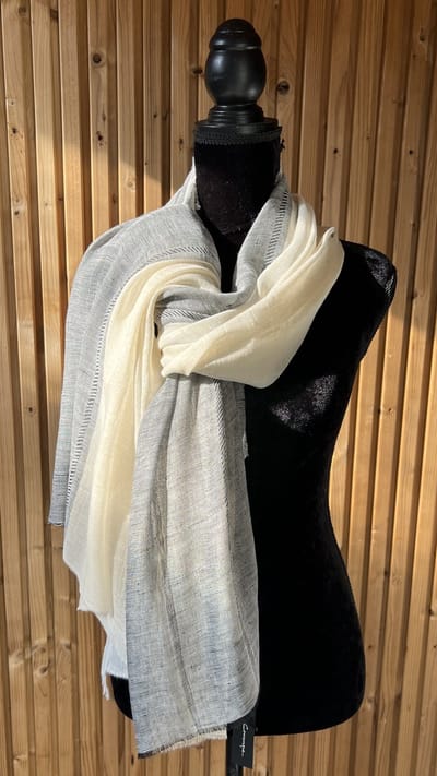 Zachte sjaal van linnenmix in off white/zwart streep patroon