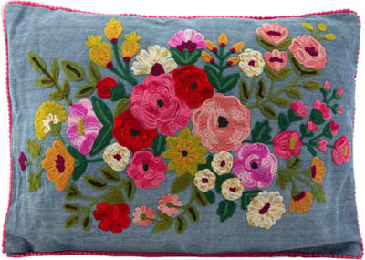 Only Natural. Sierkussen rechthoekig geborduurd Denimblauw met bloemen rood-roze-geel 35x50cm