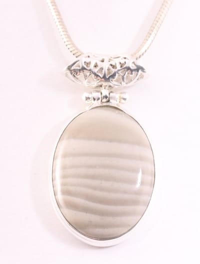 Ovale zilveren hanger met flint agaat aan zware snake ketting