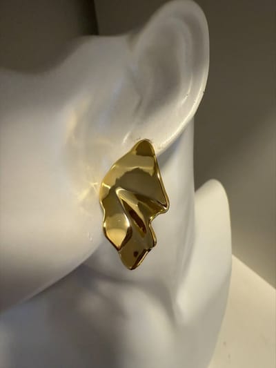 Goudkleurige oorknopjes driehoek || Make up | Parfum | Moederdag | Verjaardagscadeau| Cadeautje| Valentijnsdag| Kado | sieraden | vaderdag | oorbellen | oorsieraden
