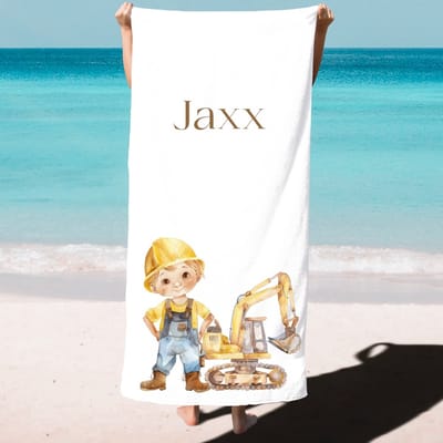 Gepersonaliseerde strandlaken met geweldige kinderprints met naam voor jongens - In de bouw jongen met blond haar