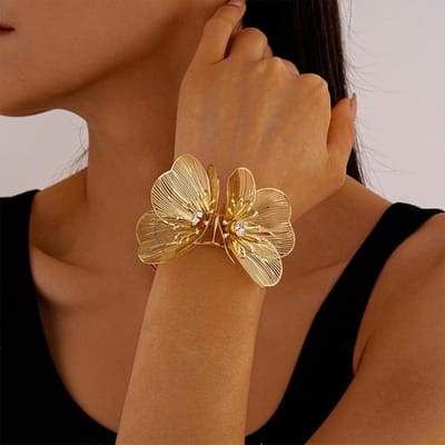 Bloemen Armband - Armband Dames - Bruiloft Accessoire - Kristallen Bloemen - Verstelbaar - Goudkleurig