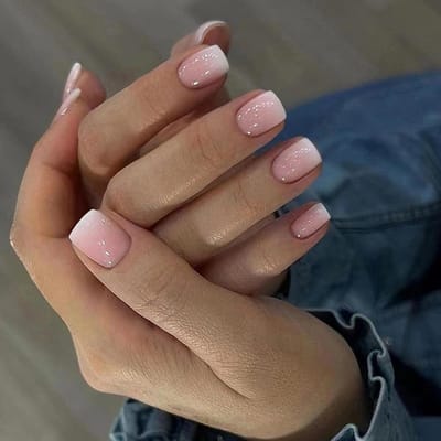 Set van 24 Korte Franse Nepnagels met Roze Gradient, Volledige Dekking Acryl Nageltips voor Vrouwen en Meisjes, Perfect voor Feestjes en Dagelijks Gebruik