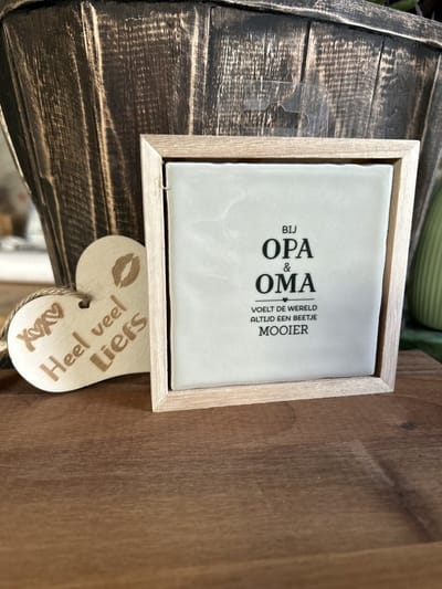 Creaties van Hier -Liefs in een lijstje Opa & Oma met houten hartje - 12 cm – Keramiek