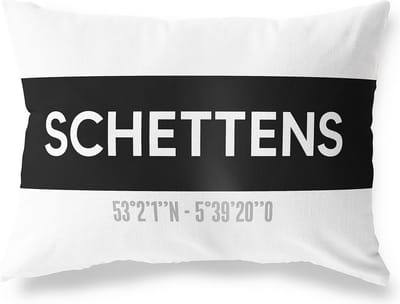 Tuinkussen SCHETTENS - FRIESLAND met coördinaten - Buitenkussen - Bootkussen - Weerbestendig - Jouw Plaats - Studio216 - Modern - Zwart-Wit - 50x30cm