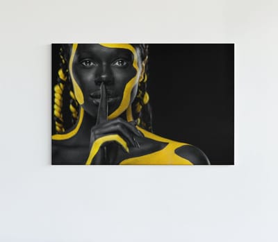 Canvas Schilderij - Vrouw met Gele Verf - Vrouw Gezicht - Portret - 60x40x2 cm