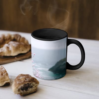 Magische Mok - Foto op Warmte Mokken - Koffiemok - Klif - Bloemen - Zee - Roze - Magic Mok - Beker - 350 ML - Theemok
