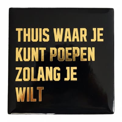 Snoes Spreuktegel Toilet – Thuis waar je kunt poepen zolang je wilt – Zwart met Goud – Inclusief Gratis Plakhaakje – Handgemaakt Keramiek – 10x10 cm – Grappig Cadeau – Woondecoratie