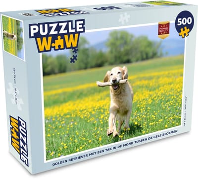 Puzzel Golden Retriever met een tak in de mond tussen de gele bloemen - Legpuzzel - Puzzel 500 stukjes