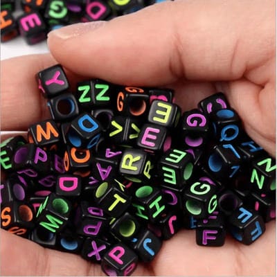 100 stuks Acryl Letters Vierkante Kralen DIY Sieraden Maken Armbanden Kettingen Oorbellen en Andere Accessoires 6*6mm 100pcs