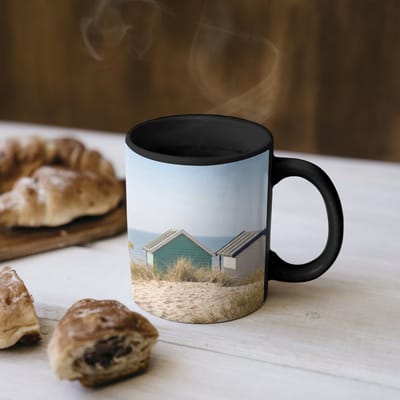 Magische Mok - Foto op Warmte Mokken - Koffiemok - Strand - Huisjes - Kleurrijk - Duinen - Magic Mok - Beker - 350 ML - Theemok