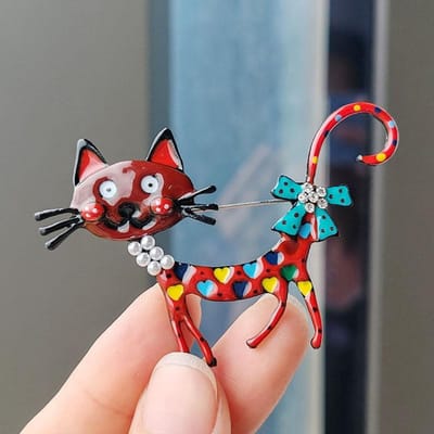 Mode Leuke Simulatie Parel Strik Kat Broche Pin Voor Vrouwen Kleurrijke Emaille Broche Pin Jas Kleding Accessoires Sieraden Cadeaus rood