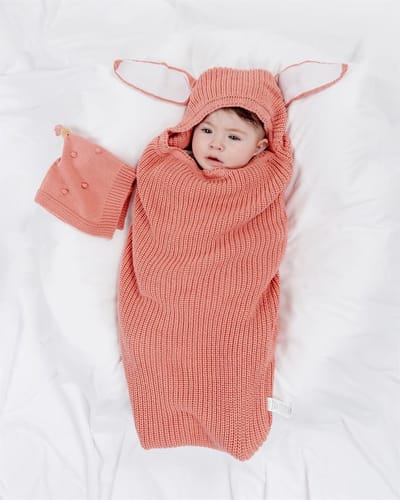 Minora Inbakerslaapzak Set 0/8 maand- Cocoon met konijn oren en Fopspeenhouder- 2 Delig babykleding jongens en meisjes-Winterslaapzak- Swaddle- Inbakerdoek- Kraamcadeau - Newborn- Somon- Sinterklaas