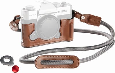 Halfleren Camera Case met Schouderriem voor FUJIFILM X-T30, Retro Stijl, Aluminium Frame en Ontgrendelknop, Bruin - Bescherming, Stijl en Functionaliteit