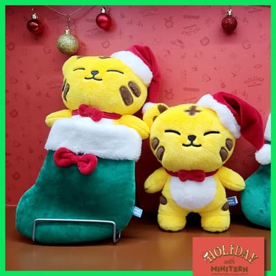 SEVENTEEN ‘HOLIDAY with MINITEEN’ Pop-Up Officiële Merchandise 02) Plush Doll [TAMTAM]