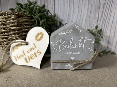 Creaties van Hier – Cement house Bedankt met houten hartje - 8 cm – Cement