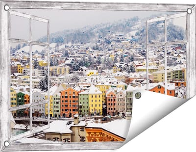 Gards Tuinposter Doorkijk Gekleurde Huisjes met Sneeuw in Oostenrijk - 60x40 cm - Tuindoek - Tuindecoratie - Wanddecoratie buiten - Tuinschilderij