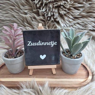 Robuust Wenstegeltje – Zusdinnetje – 10x10 cm – Lief Cadeau voor Zus of Beste Vriendin – Stijlvolle Wanddecoratie met Betekenis – Trendy nu – Decoratief Tegeltje met Standaard – Cadeau Idee