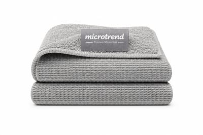 Microtrend Raamdoeken Set Grijs. 2 op elkaar afgestemde topkwaliteit microvezeldoeken voor streeploze en glanzende reiniging van je ramen. De set bestaat uit een schoonmaakdoek (profidoek 40x40cm) en een grote droogdoek (wafeldoek 60x45 cm).
