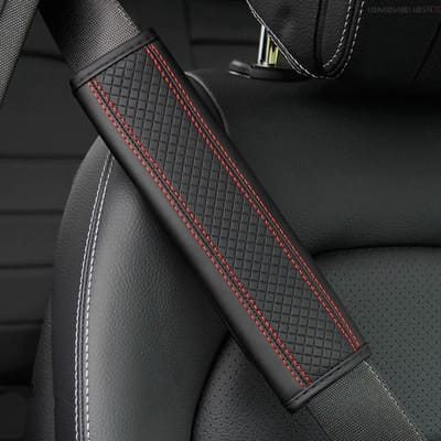 Gordelkussen Auto - Riemhoes Neksteun - Comfortabel Rijden - Ademend Koolstofvezel - Universeel - Zwart Rood