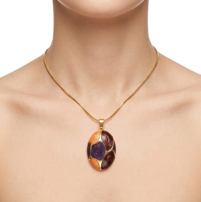 Goudkleurige ketting voor dames met groot ovaal hanger in paars, oranje en bruin – Ketting met hanger in abstract design