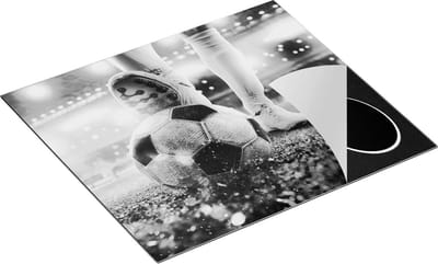 Chefcare Inductie Beschermer Voetbalspeler met de Bal in het Stadion - Zwart Wit - 60x50 cm - Afdekplaat Inductie - Kookplaat Beschermer - Inductie Mat