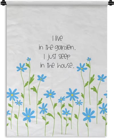 Wandkleed - Wanddoek - Quotes - Spreuken - I live in the garden I just sleep in the house - 90x120 cm - Wandtapijt