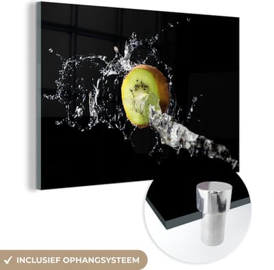 MuchoWow® Glasschilderij 150x100 cm - Schilderij acrylglas - Kiwi - Fruit - Stilleven - Water - Zwart - Foto op glas - Schilderijen