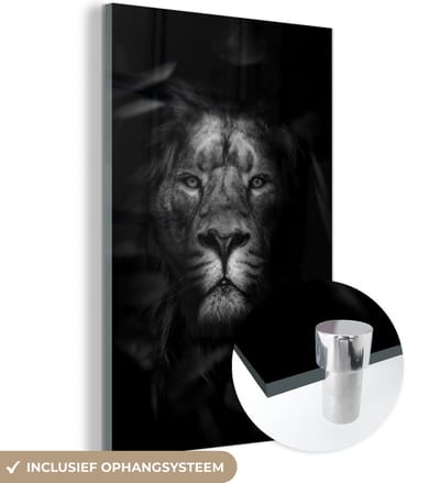 MuchoWow® Glasschilderij 40x60 cm - Schilderij acrylglas - Portret van een leeuw met bladeren in de jungle - zwart wit - Foto op glas - Schilderijen