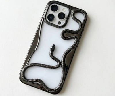 Zwart slang design telefoon hoesje geschikt voor iphone 15 pro dames en heren met 3D reliëf slang detail, zachte TPU backcover met electroplating rand en effen kleur afwerking