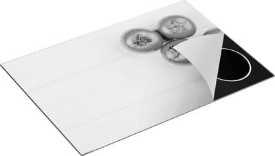 Chefcare Inductie Beschermer Tomaten op Witte Houten Planken - Zwart Wit - 75x50 cm - Afdekplaat Inductie - Kookplaat Beschermer - Inductie Mat