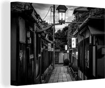 Canvas Schilderij Een traditionele boom achter de straten bij Gion in Japan - zwart wit - 120x80 cm - Wanddecoratie