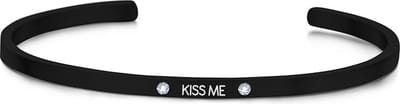 Key Moments 8KM-B00473 - Stalen open bangle met tekst - * kiss me * - zirkonia - one-size - zwart