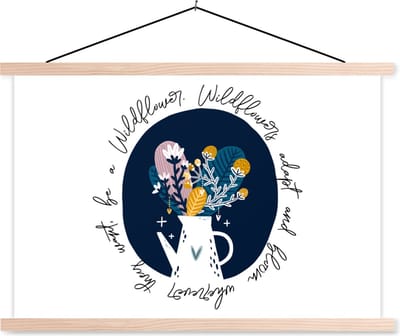 Posterhanger incl. Poster 90x60 cm - Schoolplaat - Quotes - Wildflowers adapt and bloom wherever they want, be a Wildflower - Spreuken - Textielposter - Blanke latten