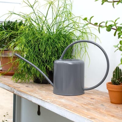 14 liter indoor gieter - gekleurd gegalvaniseerd gepoedercoat staal - hedendaags metalen ontwerp - smalle tuit - hoge handgreep - houtskoolgrijs