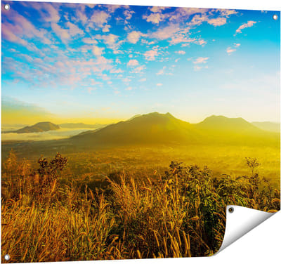 Gards Tuinposter Bergen met Mist in Thailand - 100x80 cm - Tuindoek - Tuindecoratie - Wanddecoratie buiten - Tuinschilderij